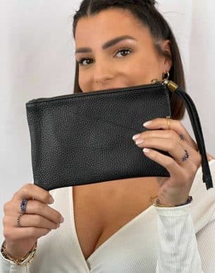 Mannequin qui porte une Pochette en cuir italien noir avec pompom