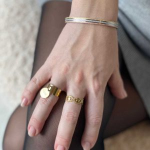 Bague Anillo doré porté sur mannequin