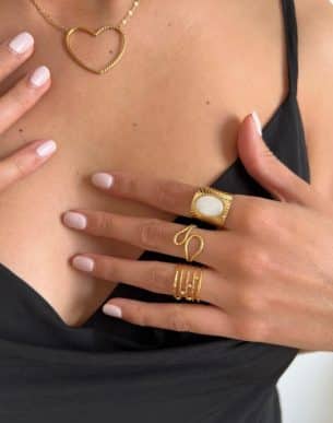 Bague lagrima dore sur mannequin