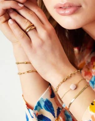 Bracelet Pelota fleur porté par mannequin