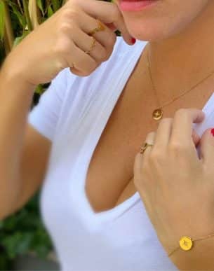 collier doré en acier inoxydable sur mannequin