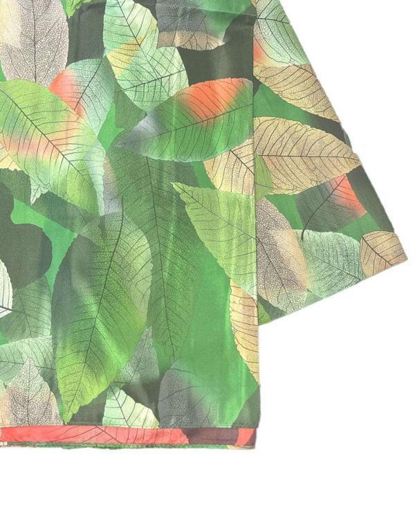 Foulard en soie Folha verde avec motif fleuri côté recto