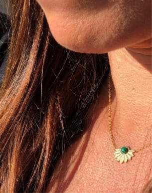 Collier Feuille Malachite doré mannequin