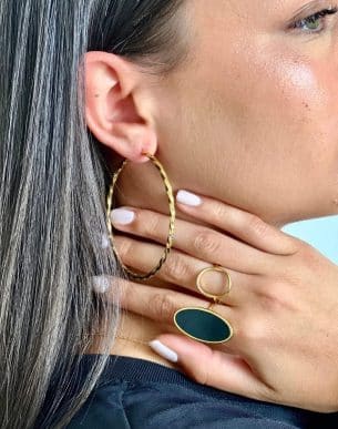 Bague emaille noire zoom mannequin