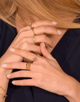 Bague Evangeline doré ajustable en acier inoxydable sur mannequin. Boutique bijoux Toulouse