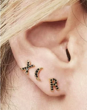 piercing lettres acier inoxydable dore mannequin avec lettres XR porté boutique bijoux toulouse