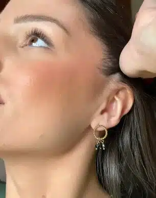 boucles d'oreilles arvore acier inoxydable dore et pierres naturelles sur mannequin boutique bijoux toulouse