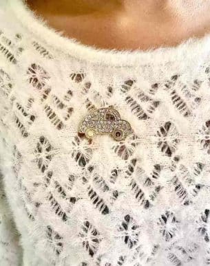 broche fantaisie charriot sur mannequin boutique bijoux toulouse