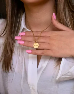 collier chic à strass à personnaliser acier inoxydable dore sur mannequin boutique bijoux toulouse