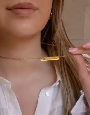 collier coeur médaille à personnaliser acier inoxydable dore ajustable sur mannequin boutique bijoux toulouse