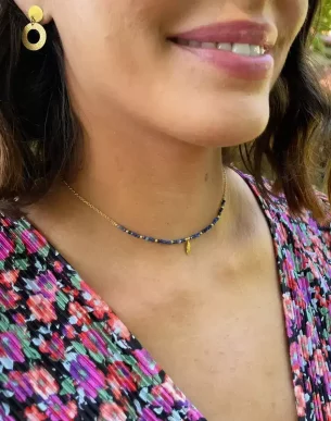 collier costa lapis lazuli acier inoxydable dore sur mannequin boutique bijoux toulouse