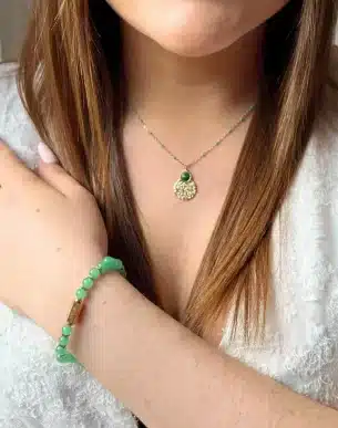 collier martelado malachite acier inoxydable dore sur mannequin boutique bijoux toulouse
