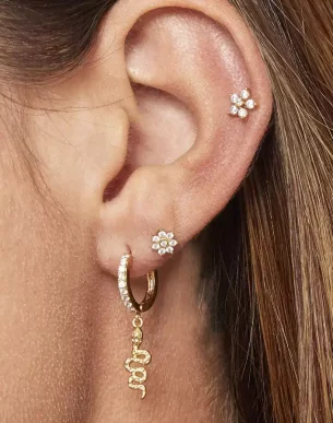 piercing fleur daims en acier inoxydable sur mannequin boutique bijoux toulouse