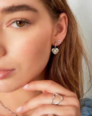 puces mini love en acier inoxydable argente sur mannequin boutique bijoux toulouse