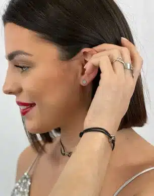 puces plat en acier inoxydable argenté sur mannequin boutique bijoux toulouse