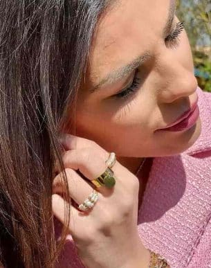 bague tassake en acier inoxydable dore ajustable sur mannequin boutique bijoux toulouse