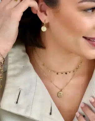collier borboletas acier inoxydable dore sur mannequin boutique bijoux toulouse