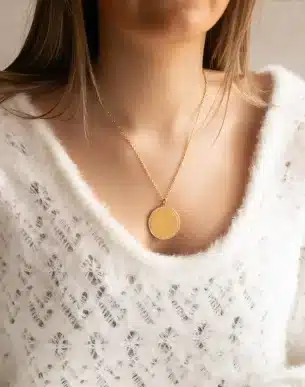 collier strassy à personnaliser médaille 3cm acier inoxydable dore sur mannequin boutique bijoux toulouse