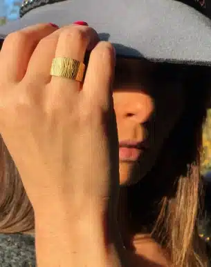 bague rayitas acier inoxydable dore ajustable sur mannequin boutique bijoux toulouse