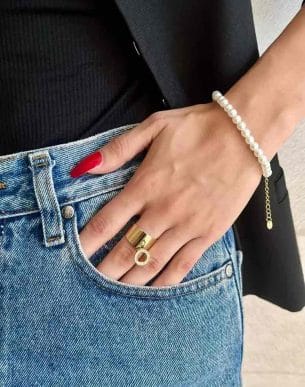 bague dina en acier inoxydable doré sur mannequin boutique bijoux toulouse