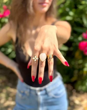 bague ove acier inoxydable dore sur mannequin boutique bijoux Toulouse