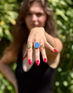 bague piers jade bleue acier inoxydable dore ajustable sur mannequin boutique bijoux toulouse