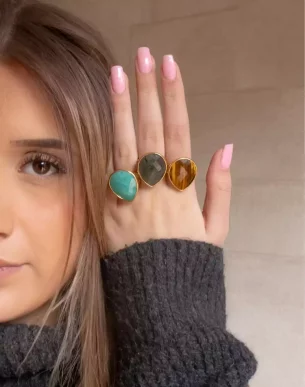 bague alila pierre de lune et acier inoxydable ajustable sur mannequin boutique bijoux toulouse