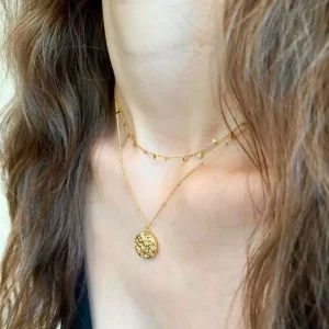 collier Mar en acier inoxydable dore sur mannequin boutique bijoux toulouse