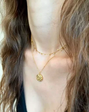 collier Mar en acier inoxydable dore sur mannequin boutique bijoux toulouse