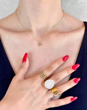 collier goutte strass acier inoxydable dore ajustable sur mannequin boutique bijoux toulouse