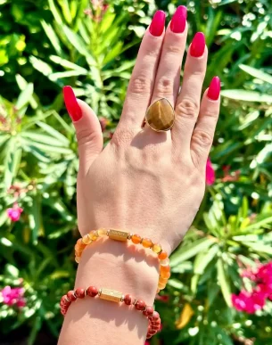 bracelet caixa ambre pierres naturelles acier inoxydable sur mannequin boutique bijoux toulouse