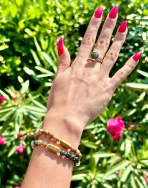 bracelet caixa jaspe brun pierres naturelles acier inoxydable sur mannequin boutique bijoux toulouse