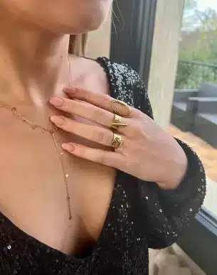 bague Marty martelo en acier inoxydable doré sur mannequin boutique bijoux toulouse