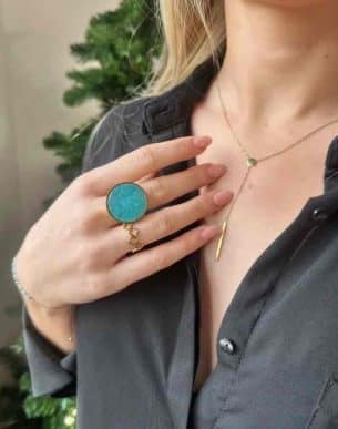 bague mini trèfle en acier inoxydable doré sur mannequin boutique bijoux toulouse