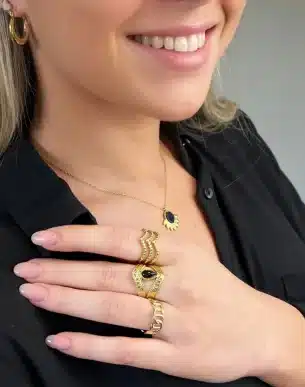 bague tinta en acier inoxydable doré sur mannequin boutique bijoux toulouse