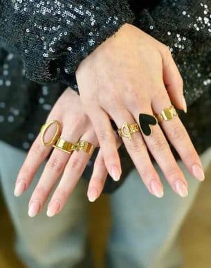 bague lily email noir et acier inoxydable doré sur mannequin boutique bijoux toulouse