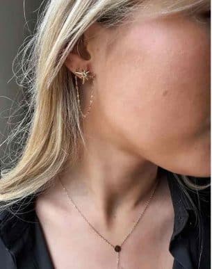 boucles d'oreilles estrellas en acier inoxydable doré sur mannequin boutique bijoux toulouse