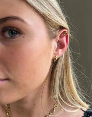 boucle d'oreilles mini golden gouttes en acier inoxydable doré sur mannequin boutique bijoux toulouse