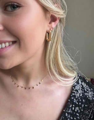 créoles charabia en acier inoxydable doré sur mannequin boutique bijoux toulouse