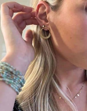 créoles lima en acier inoxydable doré sur mannequin boutique bijoux toulouse