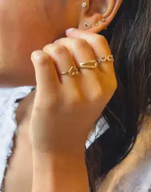 Bague Hearts en acier inoxydable dore et coeur en strass mannequin bijoux boutique toulouse