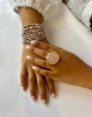 Bague Soleil en acier inoxydable et pierre naturelle quartz blanc mannequin bijoux boutique toulouse