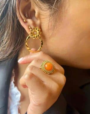 Bague Sunny en acier inoxydable dore et verre orange mannequin boutique toulouse