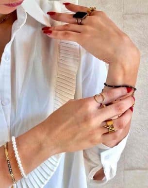 Bague emma en acier inoxydable dore sur mannequin