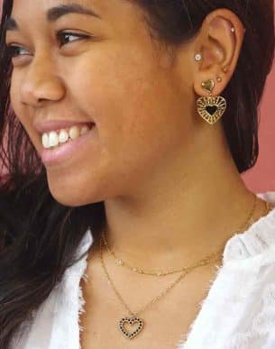 Boucles Pendantes Amor Negro en acier inoxydable dore mannequin bijoux boutique toulouse
