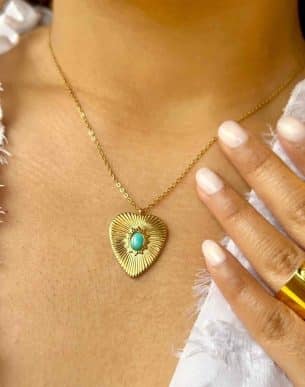 Collier Grand Coeur en acier inoxydable dore mannequin bijoux boutique toulouse