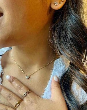 Collier Valentino en acier inoxydable dore mannequin et strass bijoux boutique toulouse