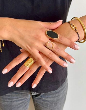 bague amassado dore sur mannequin