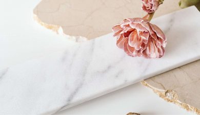 Une fleur rose sur une plaque en pierre naturelle