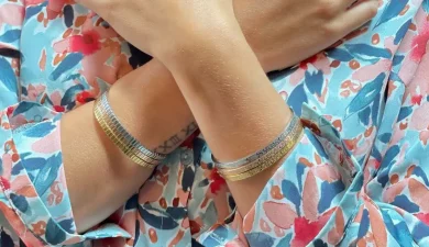 Boutique de bijoux à Toulouse : visuel d'un mannequin qui porte des bracelets pour l'article sur l'histoire des bracelets